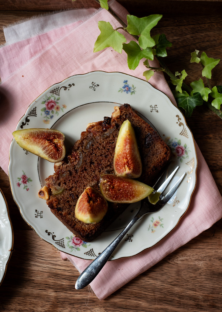 slice of fig and hazelnut cake парче кейк смокини лешници