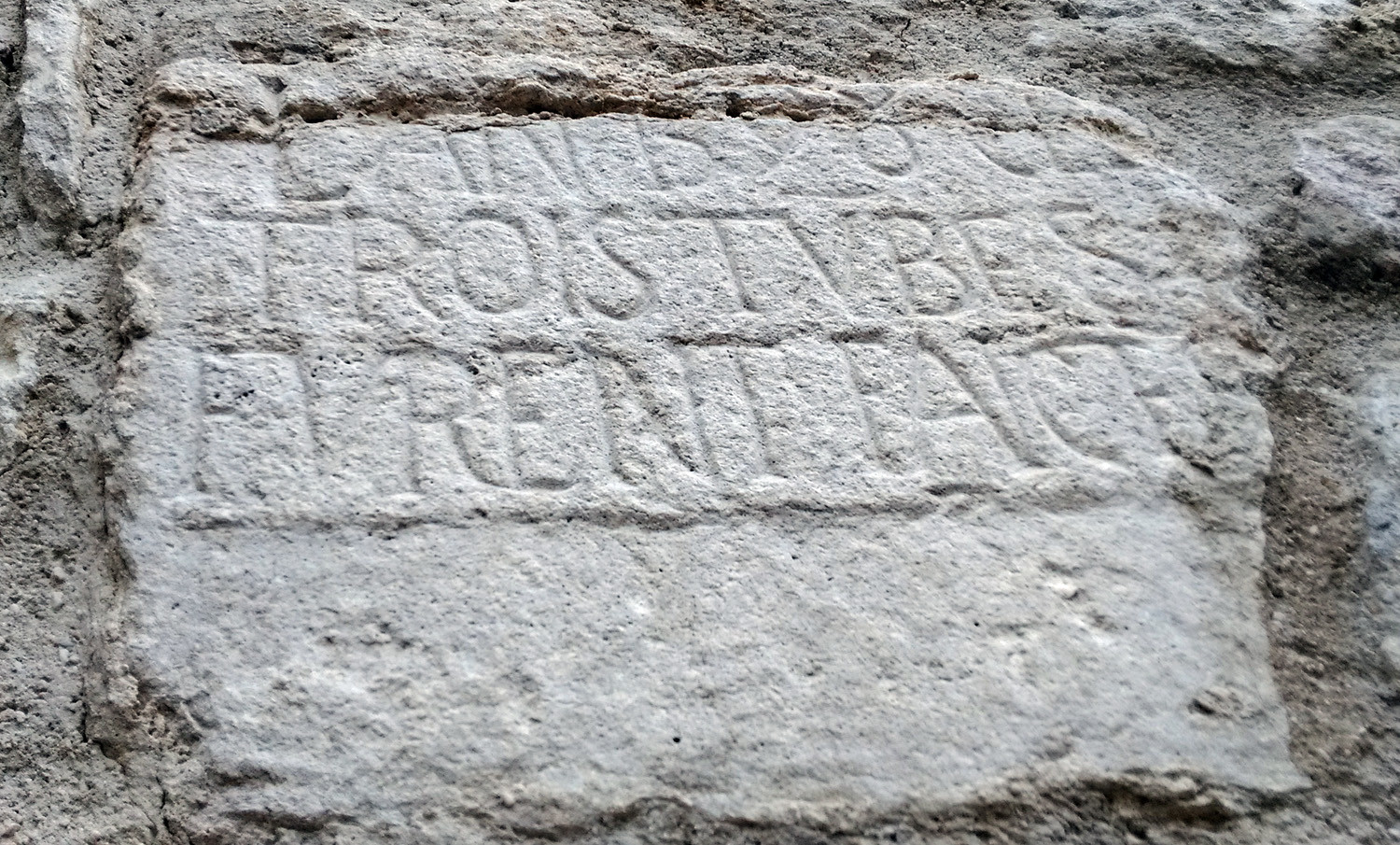 Inscription découverte sur le mur de l'église d'Orgelet lors de son nettoyage en 2016