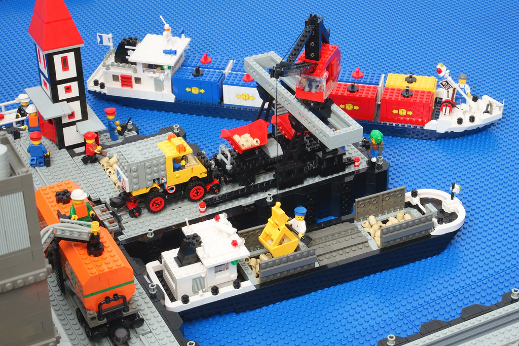LEGO 12 Volt River Port – Cargo ship