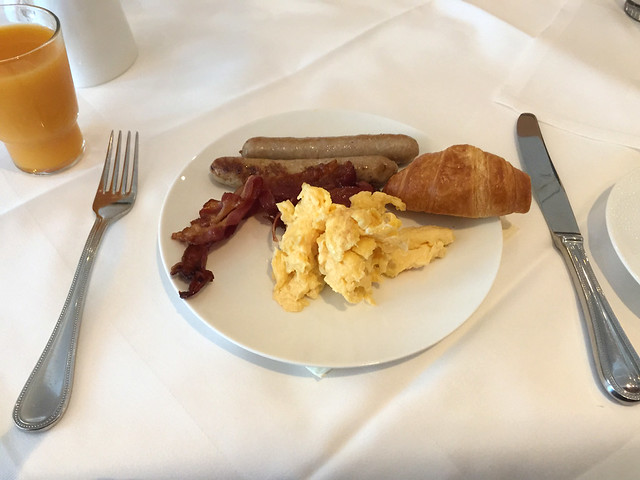 Breakfast - Eggs, bacon & sausages / Frühstück - Rührei, Speck & Würstchen