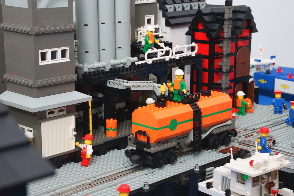 LEGO 12 Volt River Port – Chemical plant and tank wagon