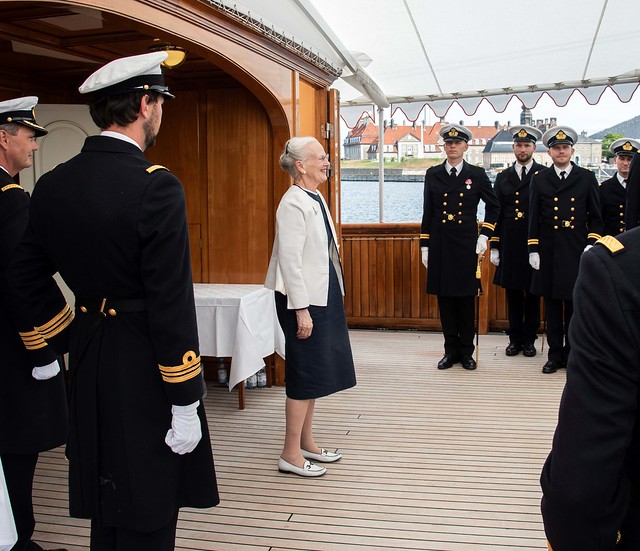 Koningin Margrethe van Denemarken ontvangt nieuw benoemde Eerste Luitenants (2022)