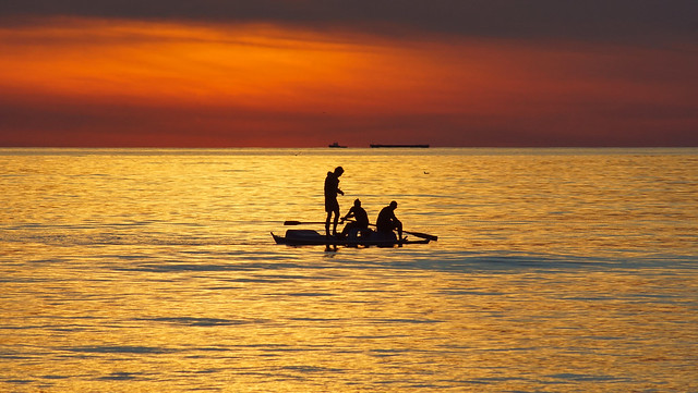 Pescatori con pattino sul mare al tramonto a Forte dei Marmi in Versilia