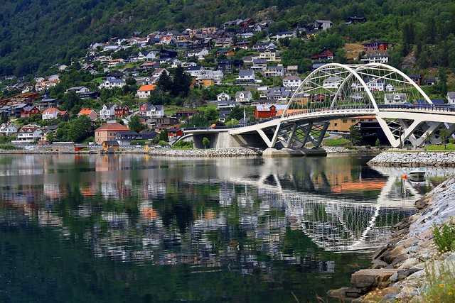 The village looks at the mirrors of the fjord