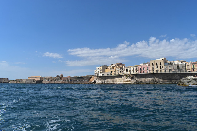 Navigando intorno l'isolotto di Ortigia. Sailing around the Ortigia islet. (Siracusa,  Sicily, Italia)