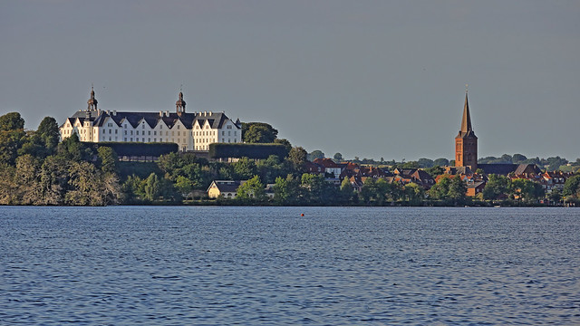 Plöner See mit Schloss und Kirche