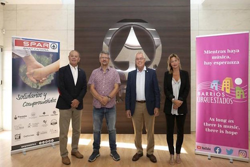 Foto de familia tras la firma del convenio entre SPAR Gran Canaria y Barrios Orquestados