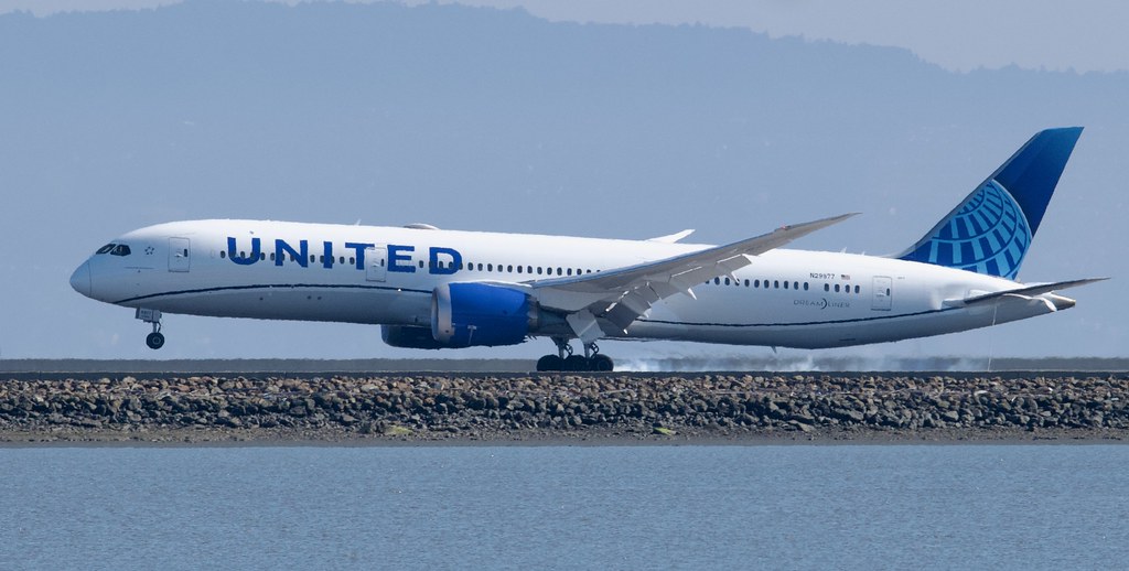 United Airlines Boeing 787 -9 Dreamliner N29977 arriving smokey SFO L1080530 (2)