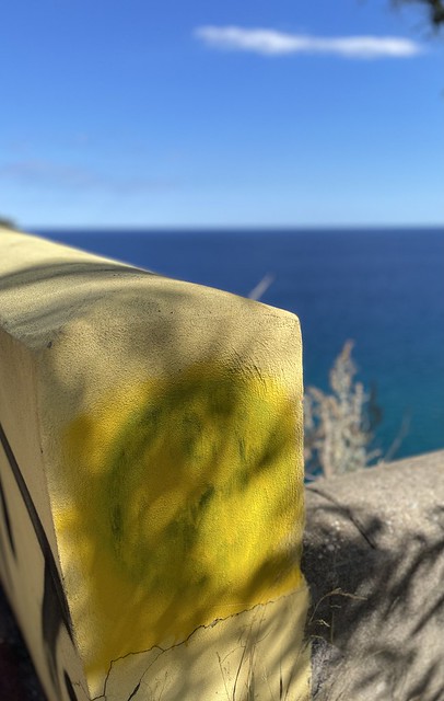 Muro giallo sul mare