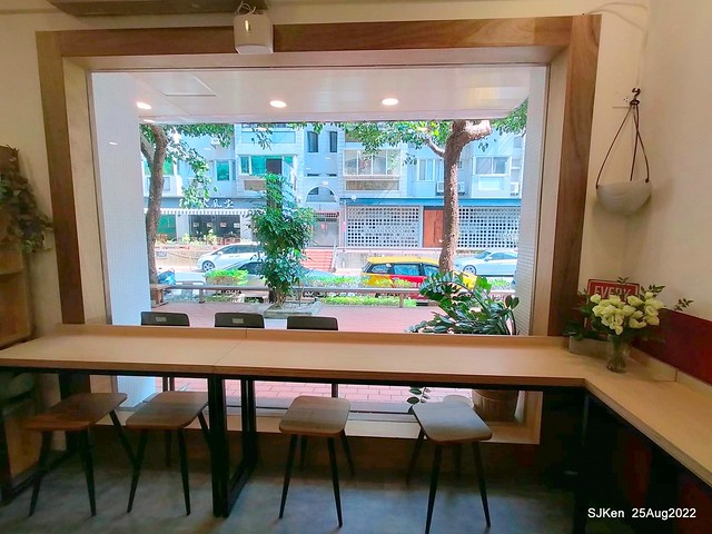 「山茶咖啡」--- 「番茄鮪魚口味蛋沙拉麵包 + 綜合沙拉 + 玉子燒 + 地瓜 +金萱茶」(Breakfast bread with tomato & tuna at Suncha coffee shop), Taipei, Taiwan, SJKen, Aug 25, 2022.
