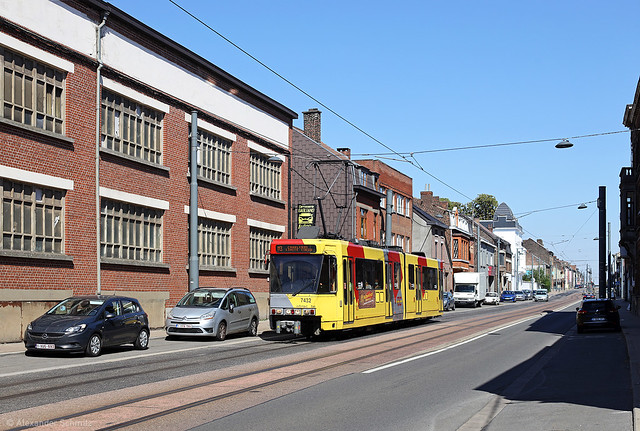 (BE) Charleroi: BN LRV 7432 auf der Linie M3 in Richtung Tirou nahe der Haltestelle Chaussée de Gilly