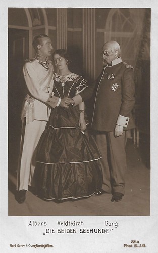 Hans Albers, Rose Veldtkirch, and Eugen Burg in the play Die beiden Seehunde