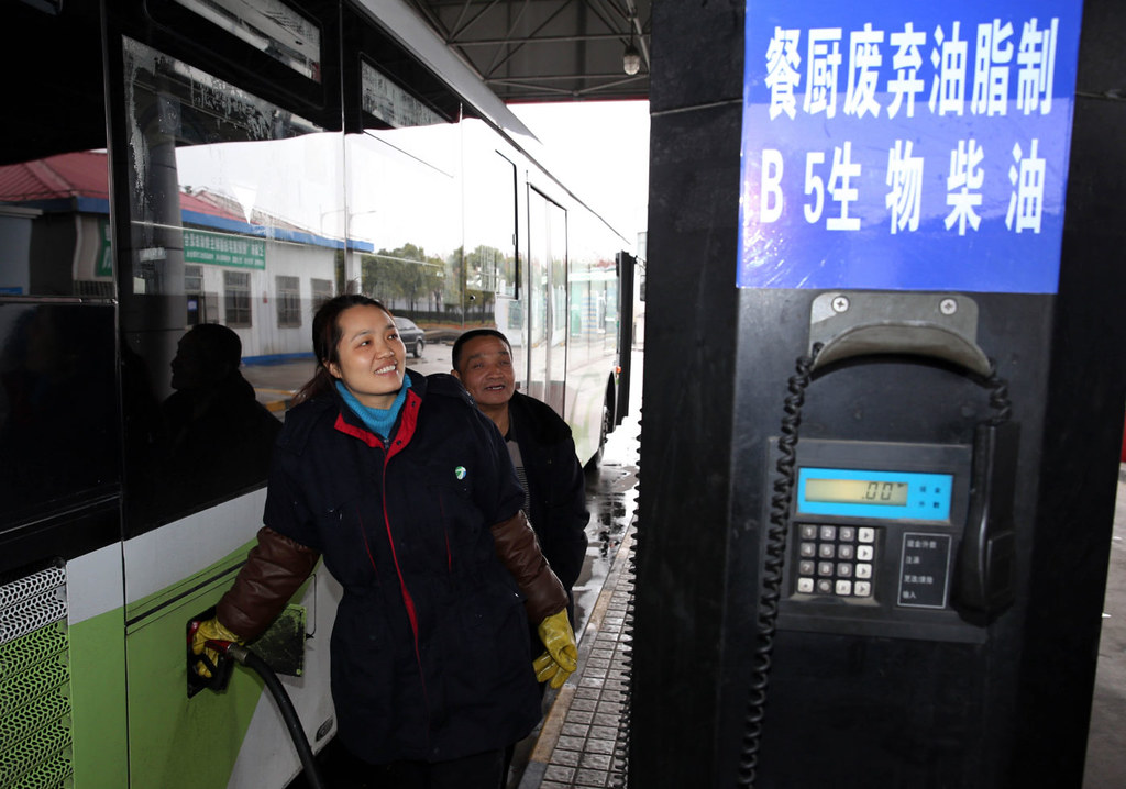 在上海的一個加油站，工作人員正在給公車加B5生質柴油。圖片來源：Pei Xin / Alamy