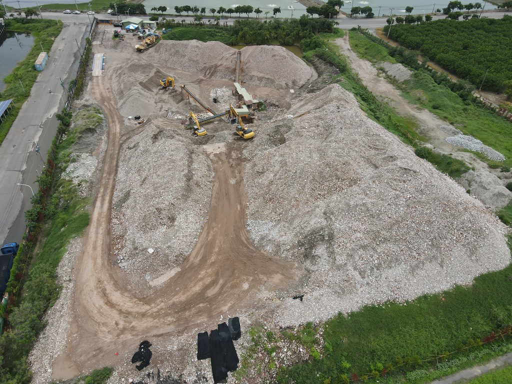 台塑石化將失去市場價值的副產品石灰堆置在麻豆官輝土資場，已遭多年連續裁罰仍未清除。圖片來源：台南社大提供