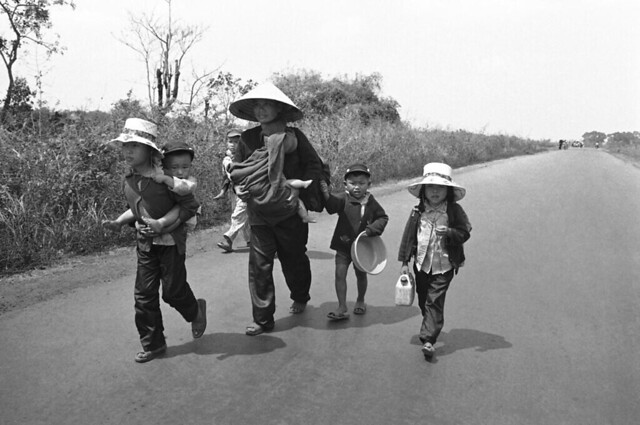 Vietnam War 1975 - Refugee family leave home - Người dân Ban Mê Thuột di tản trên QL21