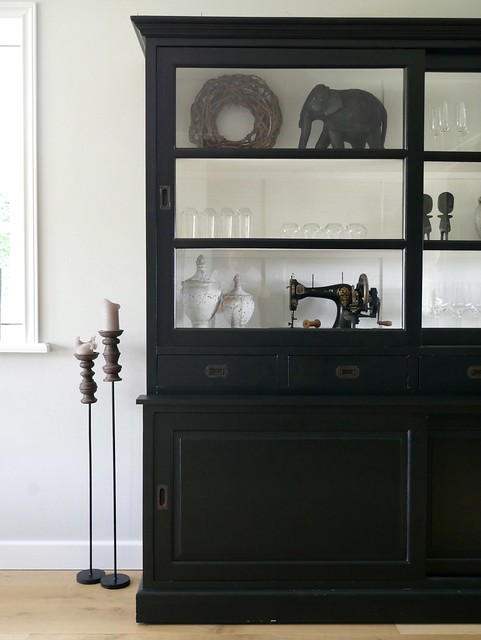 Buffetkast landelijk zwart ornament op voet met kaars oude naaimachine olifant beeld