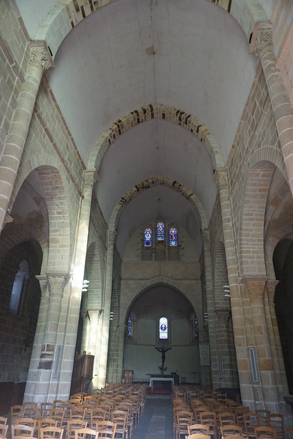 Église Saint-Gervais-et-Saint-Protais, Le Montet : Vue intérieure de la nef