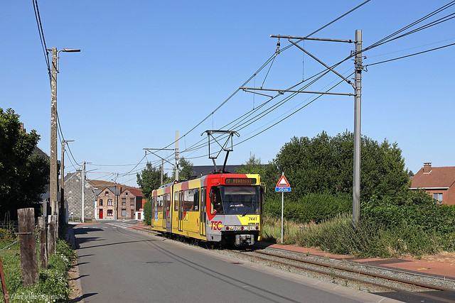 (BE) Charleroi: BN LRV 7441 auf der Linie M2 in Richtung Anderlues Monument nahe der Haltestelle Route de Thuin