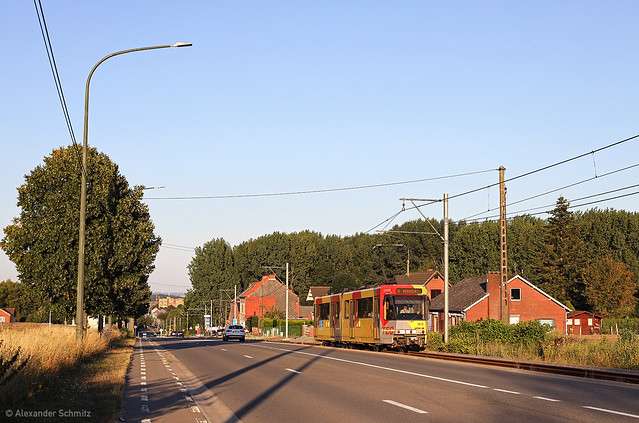 (BE) Charleroi: BN LRV 7419 auf der Linie M2 in Richtung Anderlues Monument nahe der Haltestelle Coron du Berger