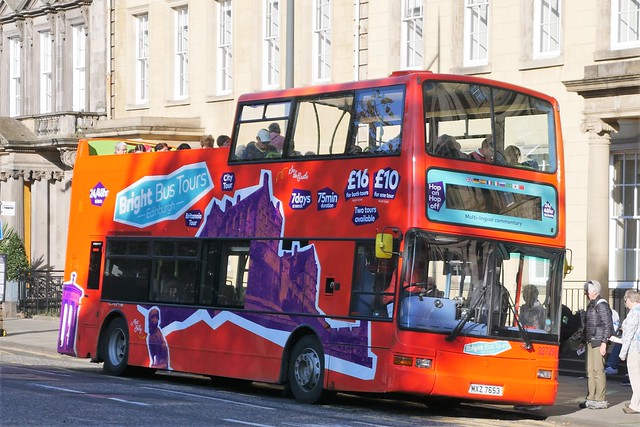 First Scotland East Bright Bus Dennis Trident Plaxton President MXZ7653 32729 loading a tour at St Andrew Square, Edinburgh, on 14 September 2022.