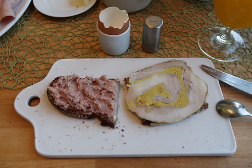 Apfel-Zwiebel-Leberwurst und Senf-Rollbraten auf Majanne-Brot