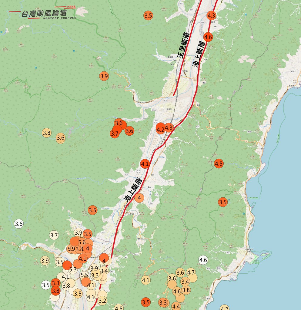 0918下午至傍晚的地震紀錄，顏色越深表示發生的時間越新；數字為地震的規模。圖片擷取自台灣颱風論壇臉書專頁