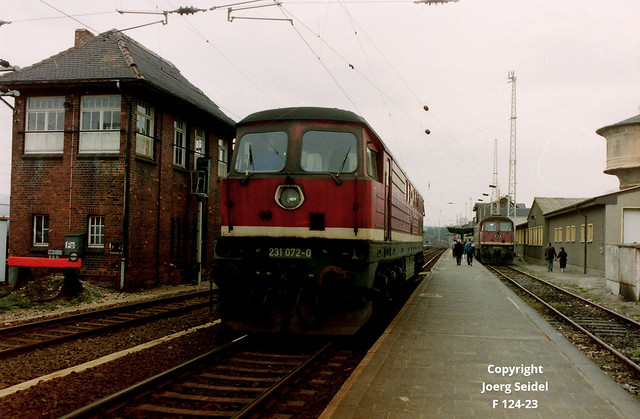 DE-99310 Arnstadt Hauptbahnhof Diesellok 231 072-0  im April 1993