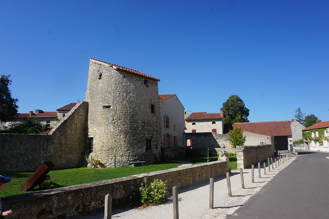 Tour prison, Charroux