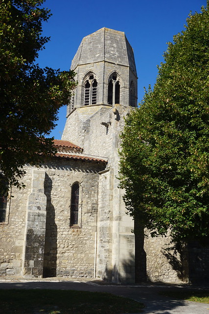 Eglise Saint-Jean-Baptiste, Charroux : Vue du côté sud