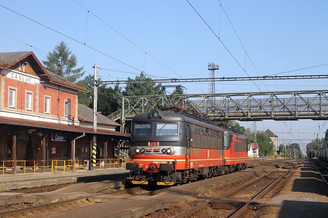 IDS Cargo 045 193 (242 263-2) en 242 288-9 in Čáslav op 22-7-2022
