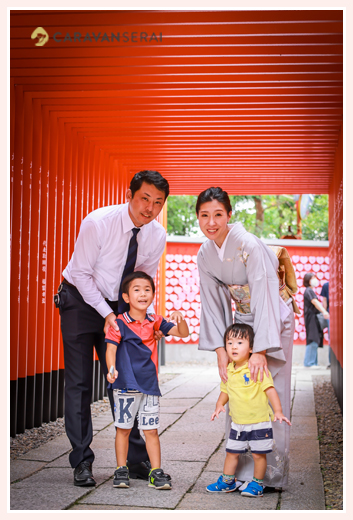犬山城下町で七五三　赤の鳥居の下で記念の家族写真