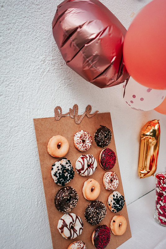 Decoración primer cumpleaños donut wall