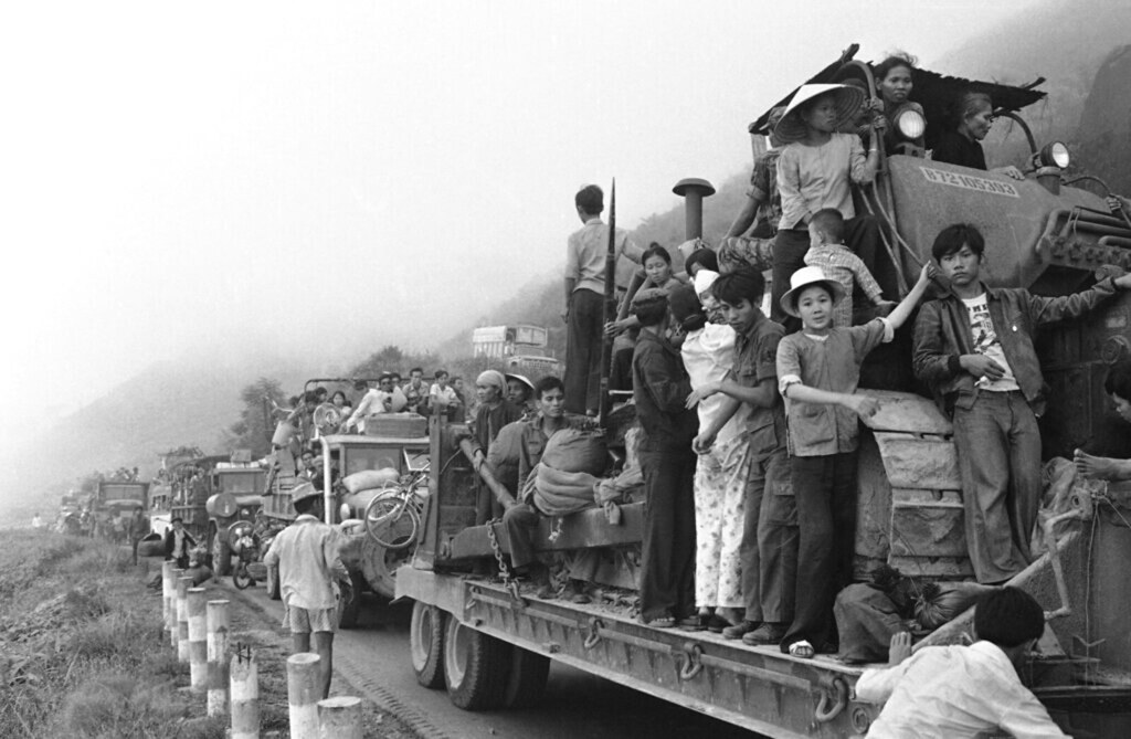 Vietnam War 1975 - Evacuation - Di tản trên đèo Hải Vân, Huế, ngày 21-3-1975
