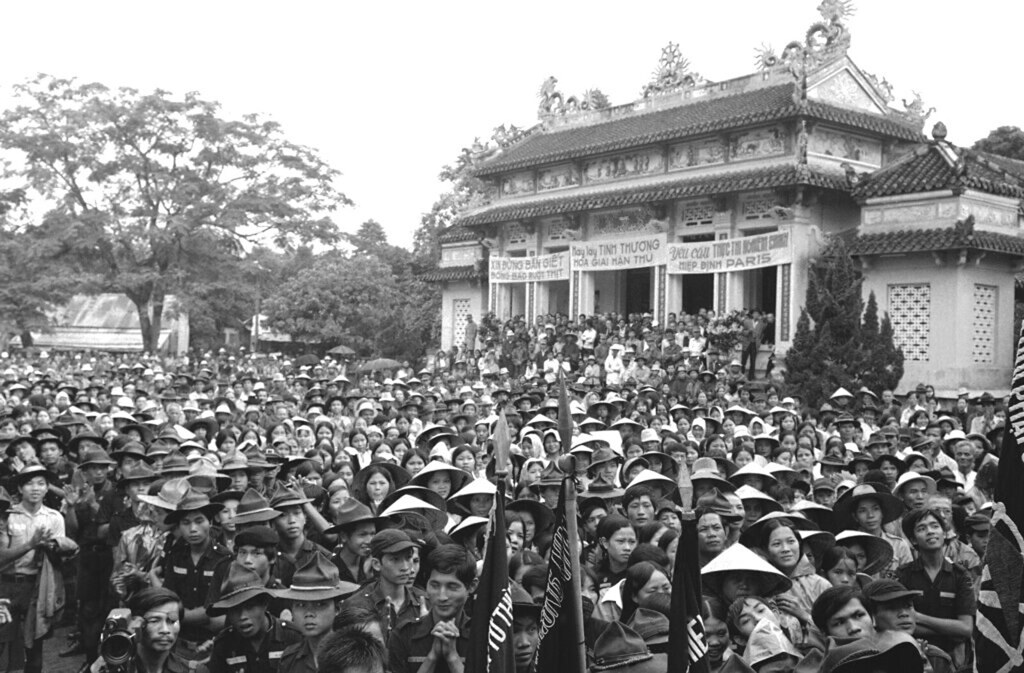 Vietnam war 1974 - Phật tử ở Huế biểu tình chống chính phủ