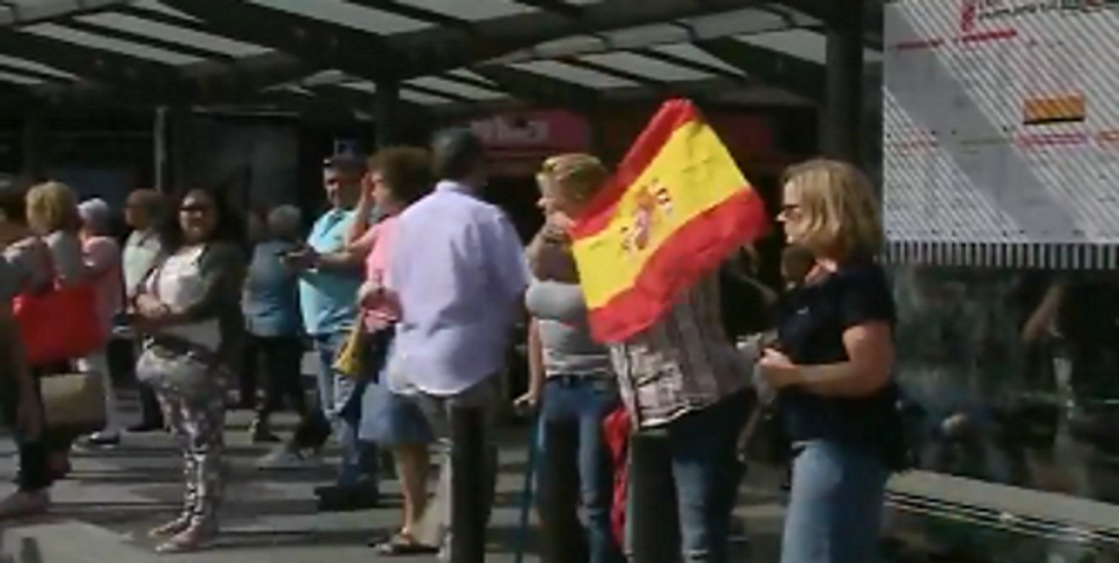 FOTOGRAFÍA. TARRAGONA (ESPAÑA), 14.10.2019. Combo de fotografía de la agresión de una catalana con bandera de España por parte de un CDR. Ñ Pueblo (3)