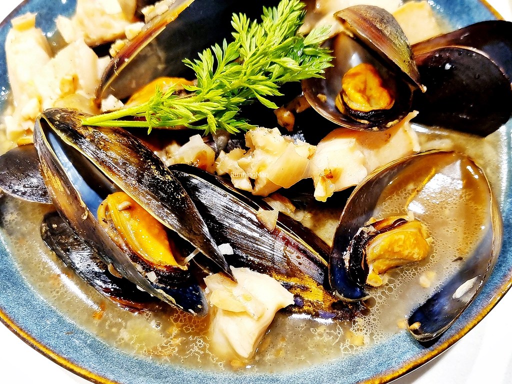 Stewed Mussels & Abalones In Garlic, Onion, And Rose Wine Broth