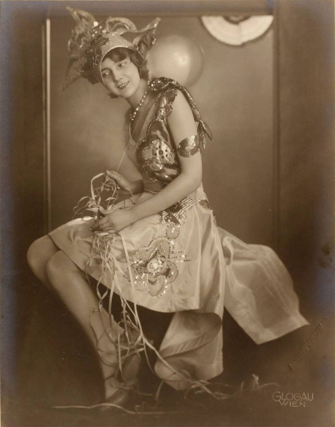 Edith Glogau :: Unbekannt Dame in einem Faschingskostüm der Wiener Werkstätte, Wien, vor 1929 | src MAK