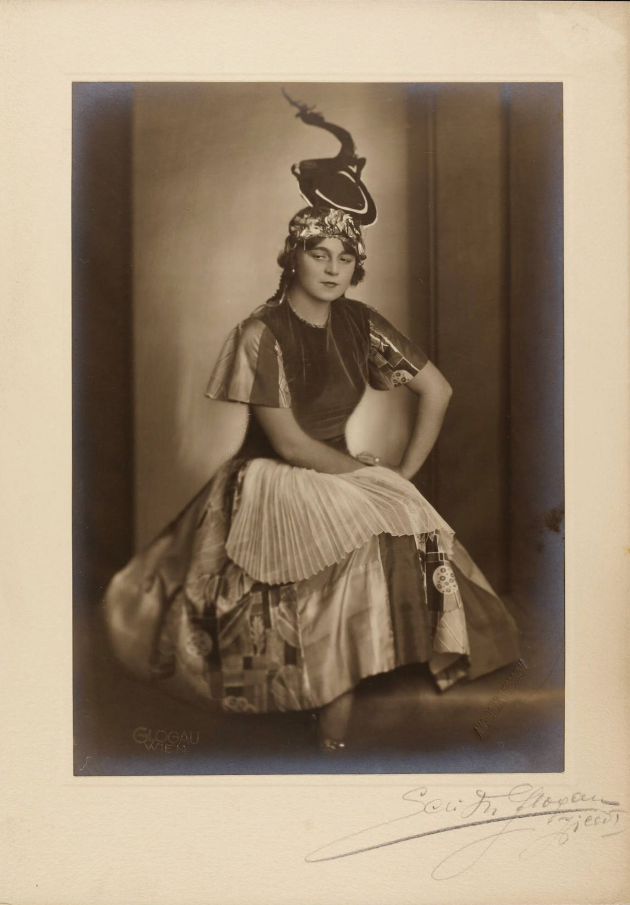 Edith Glogau :: Unbekannt Dame in einem Faschingskostüm der Wiener Werkstätte, Wien, vor 1929 | src MAK