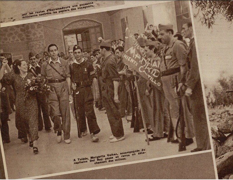 Margarita Nelken en Toledo en el verano de 1936 junto al capitán Del Rey, pasando frente a un destacamento de milicias en la guerra civil. Publicada en la revista francesa Regards.