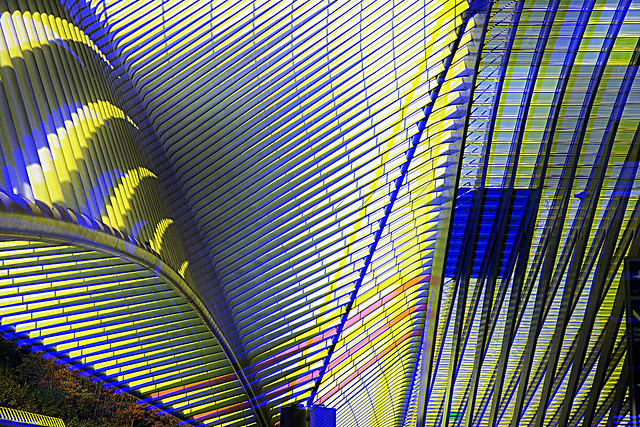 Troisième élucubration burenesque-calatravesque, La gare des Guillemins colorée par l'artiste Daniel Buren, Liège, Belgique