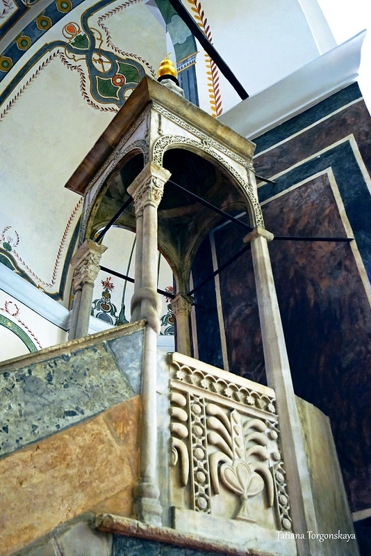 Декор верхней части минбара