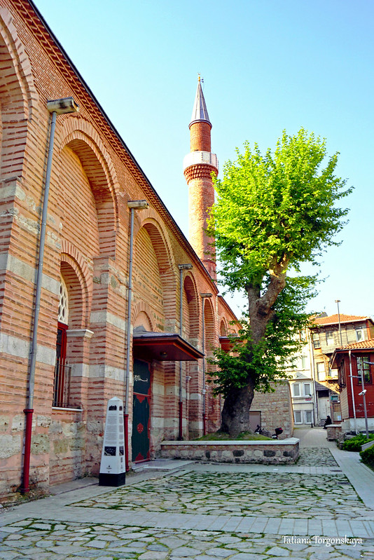 Главный вход в мечеть Зейрек