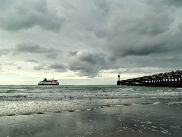 Temps menaçant sur la plage de Calais
