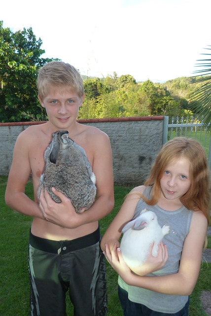 Eu e minha irmã Kamilly com nossos coelhos.