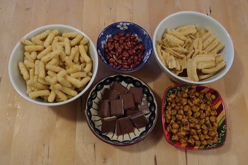 Linsen-Flips, gebrannte Erdnusskerne, Quinoa-Chips, Knuspererbsen und Mandel-Tonka-Schokolade