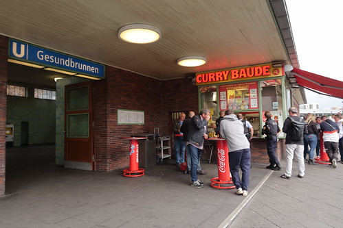 Curry-Baude (= traditioneller Imbiss am Ausgang des U-Bahnhofs Gesundbrunnen)