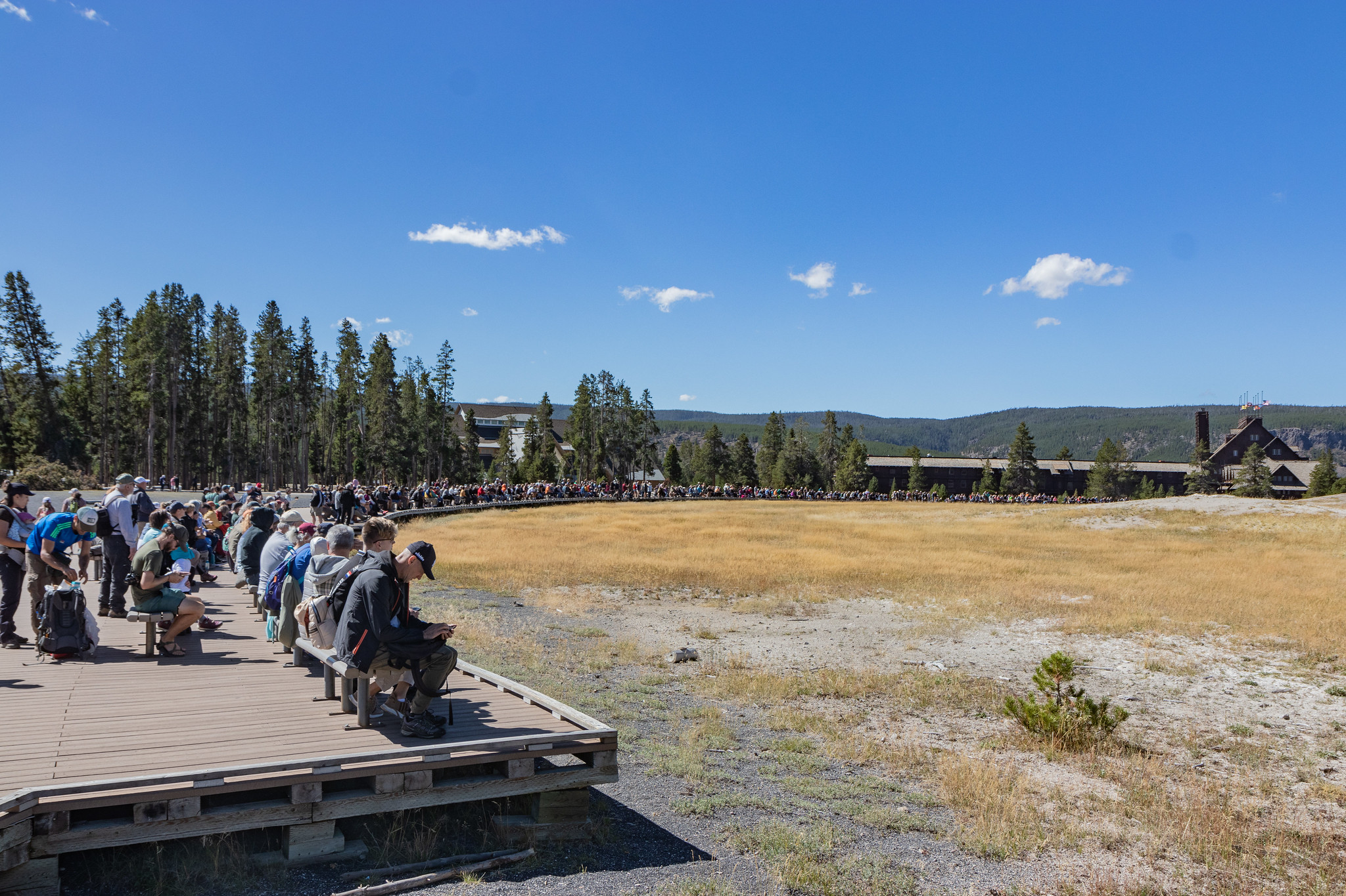 La foule attend impatiemment l’éruption du geyser Old Faithful au parc national de Yellowstone