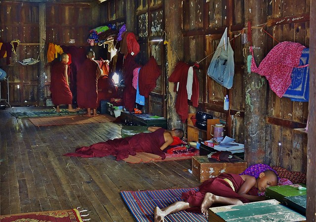 MYANMAR, Burma , Teakholzkloster Shwe-Yan-Pyay, in Nyaung-Shwe , dem Tor zum Inle-See, Schlafsaal der Novizen , 80117/21117