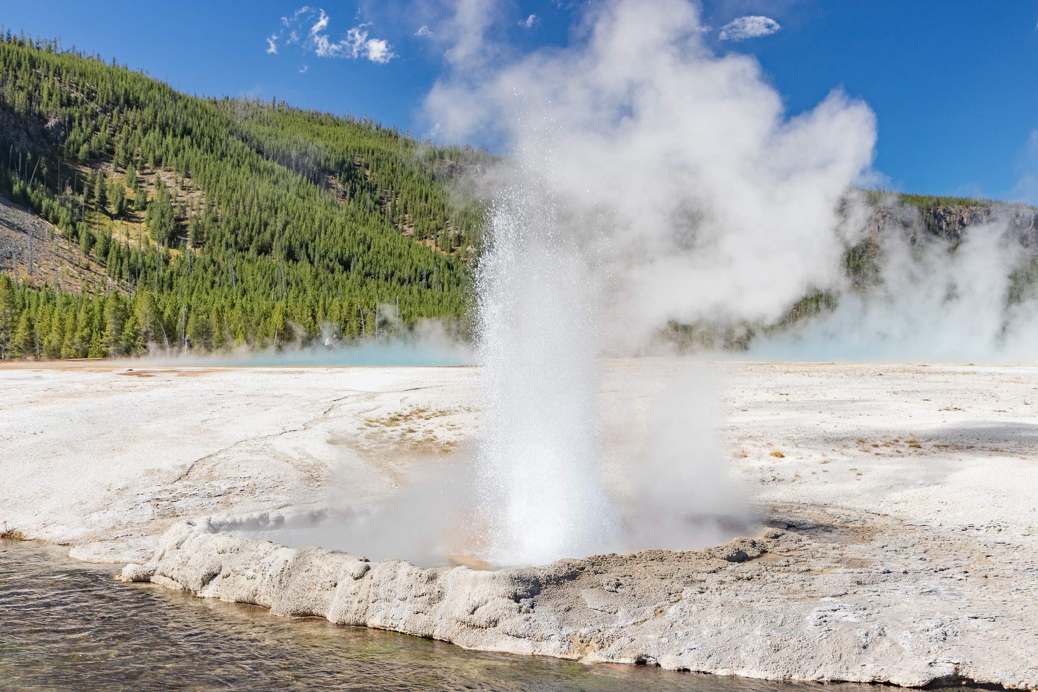 Un geyser en éruption au parc national de Yellowstone