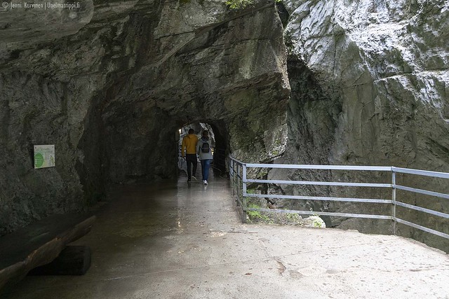 Kaksi ihmistä pienellä tunnelilla Aareschluchtissa